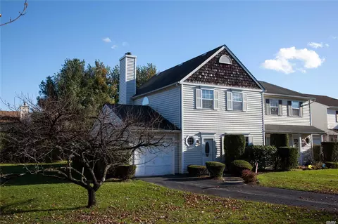 5 Doe Path, Coram, NY 11727 photo 1