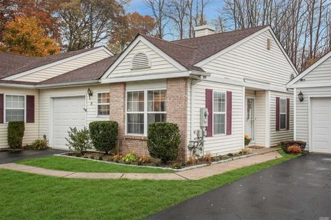 8 Chipmunk Trl, Coram, NY 11727 photo 1