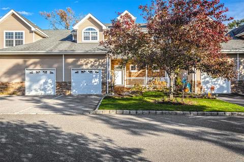 32 Terrace Ln, Patchogue, NY 11772 photo 1