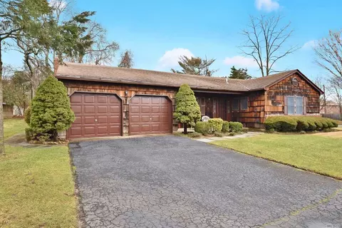 2 Spock Ct, Commack, NY 11725 photo 1