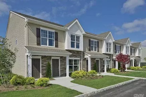 20 Hunter Dr, Central Islip, NY 11722 photo 1