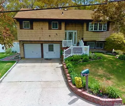 29 Circle Dr, Patchogue, NY 11772 photo 1