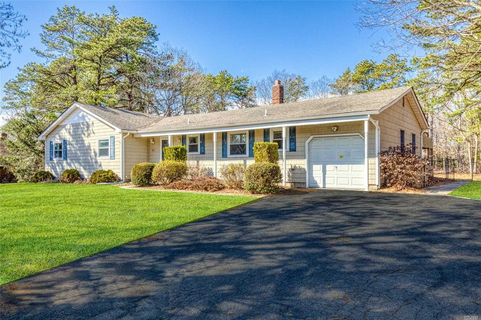 21 Estates Dr, Port Jefferson Station, NY 11776