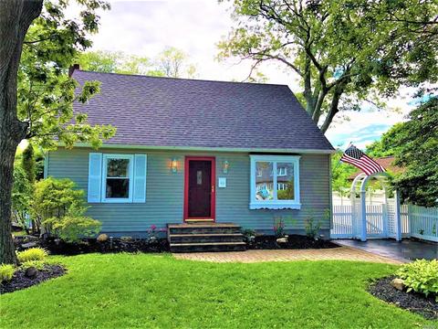 22 Walnut Ave, Patchogue, NY 11772 photo 1