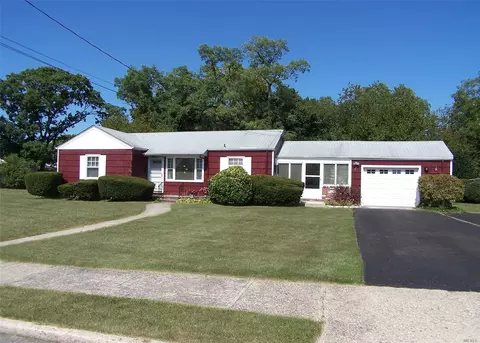 31 Everett St, Patchogue, NY 11772 photo 1