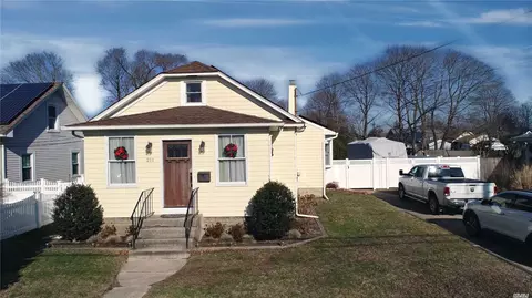 211 Oak St, Patchogue, NY 11772 photo 1