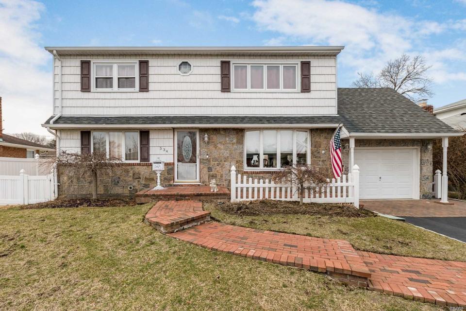 534 Parker Ave, Levittown, NY 11756 1 photo MLS 3201741 Movoto