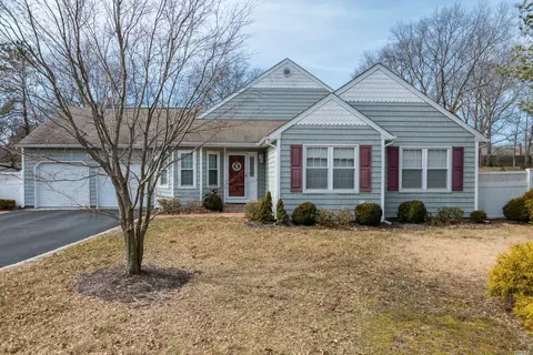 2 Lucy Ct, Patchogue, NY 11772 photo 1