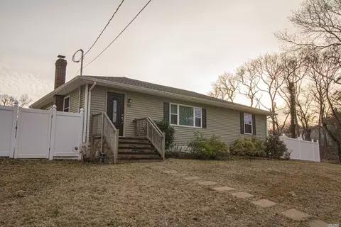 90 Lakeview Dr, Patchogue, NY 11772 photo 1