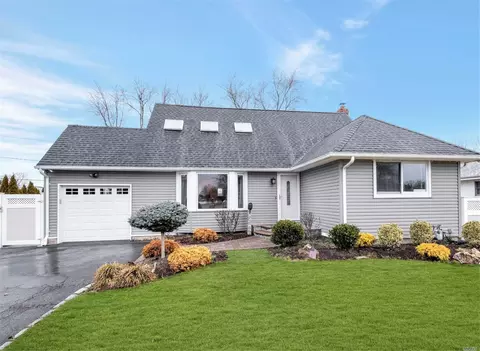 7 Pickwick Dr, Commack, NY 11725 photo 1