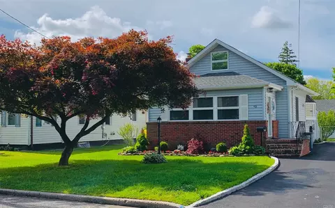 42 Silver St, Patchogue, NY 11772 photo 1