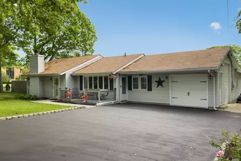 33 Park Pl, Patchogue, NY 11772 photo 1