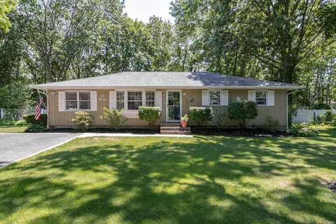12 Foxcroft Ln, Patchogue, NY 11772 photo 1