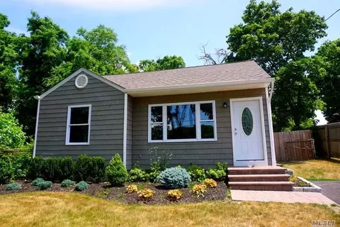 545 Maple Ave, Patchogue, NY 11772 photo 1