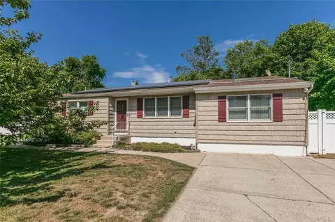 607 Amsterdam Ave, Patchogue, NY 11772 photo 1
