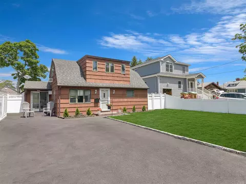 55 Pine Blvd, Patchogue, NY 11772 photo 1
