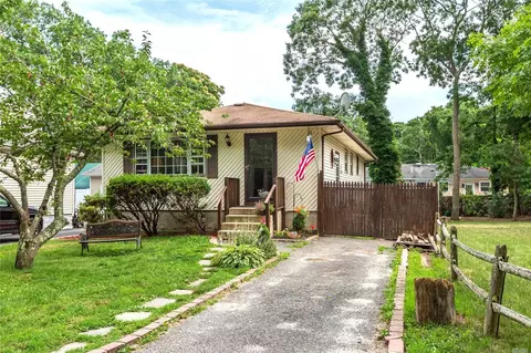 10 Sterling Ave, Patchogue, NY 11772 photo 1