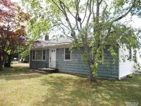 22 Herbert Cir, Patchogue, NY 11772 photo 1