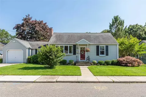 42 W 2nd St, Patchogue, NY 11772 photo 1