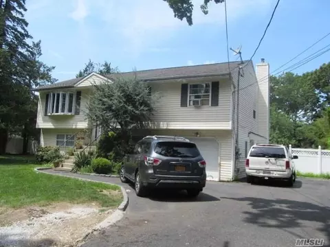 77 Vanderbilt Ave, Central Islip, NY 11722 photo 1