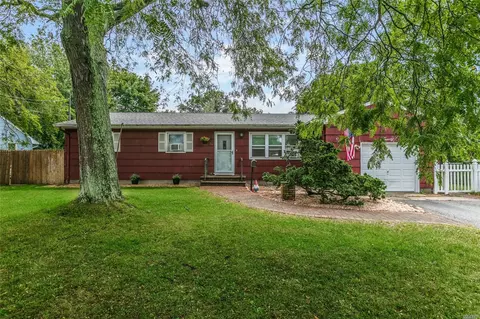 20 E 5th St, Patchogue, NY 11772 photo 1