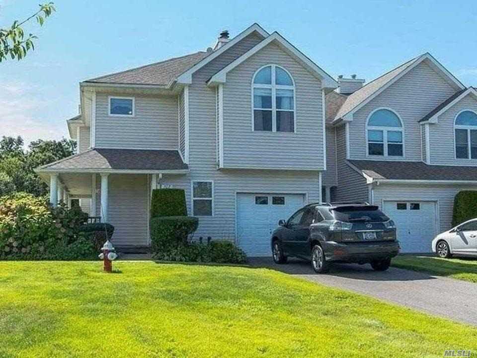 107 Willow Pond Dr, Riverhead, NY 11901 28 Photos Movoto