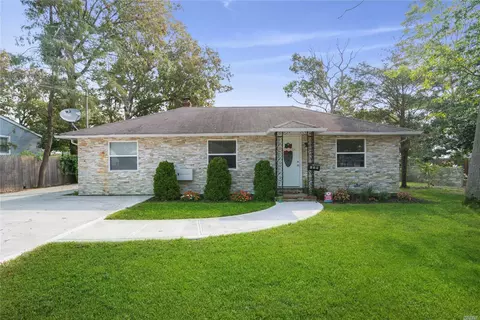 139 Phyllis Dr, Patchogue, NY 11772 photo 1