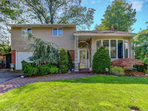 18 Phipps Ln, Plainview, NY 11803 photo 1