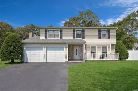 19 Cheryl Ln, Patchogue, NY 11772 photo 1
