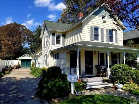 7 Thorne St, Patchogue, NY 11772 photo 1