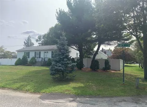 16 Katy St, Patchogue, NY 11772 photo 1