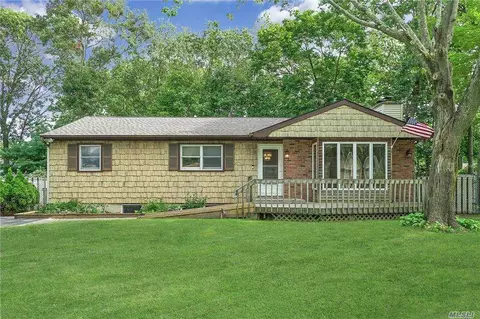15 N Pine St, Patchogue, NY 11772 photo 1