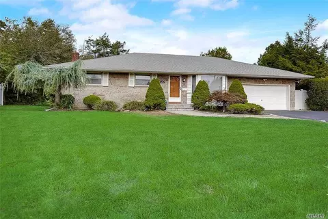 8 Kings Ct, Plainview, NY 11803 photo 1
