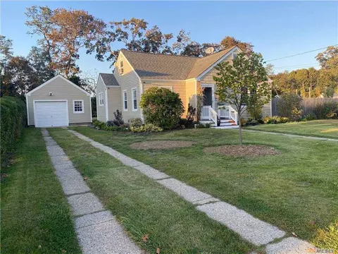 57 Everett St, Patchogue, NY 11772 photo 1