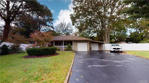 34 Dogwood Ln, Patchogue, NY 11772 photo 1