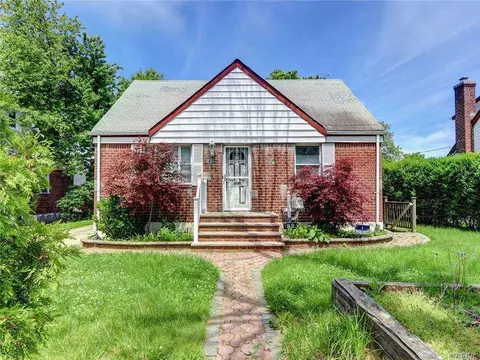 82 Circle Dr, Hempstead, NY 11550 photo 1