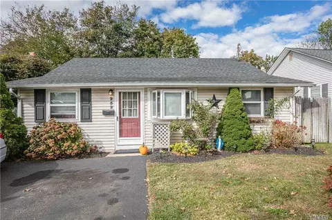 252 Cedar Ave, Patchogue, NY 11772 photo 1