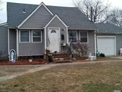 25 Hemlock St, Central Islip, NY 11722 photo 1