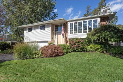 69 Cedar Dr, Plainview, NY 11803 photo 1