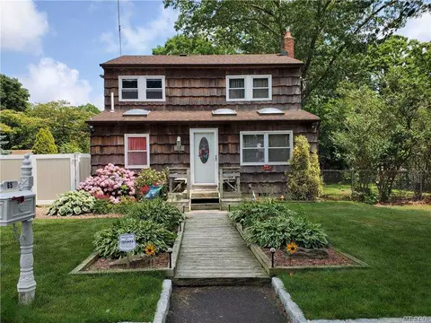 65 Winges Ave, Patchogue, NY 11772 photo 1