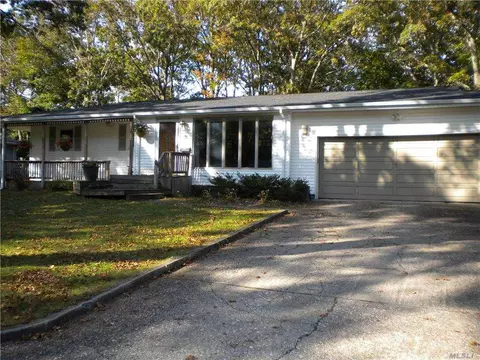 3 Oxbow Rd, Patchogue, NY 11772 photo 1