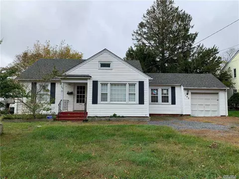 100 Conklin Ave, Patchogue, NY 11772 photo 1
