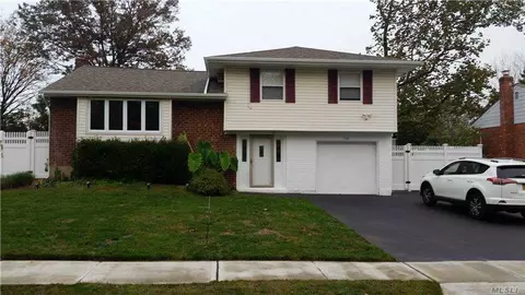 120 Radcliffe Rd, Plainview, NY 11803 photo 1