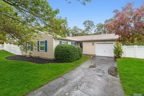 5 Eileen Ct, Coram, NY 11727 photo 1