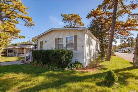 525 B2 Riverleigh, Riverhead, NY 11901 photo 1