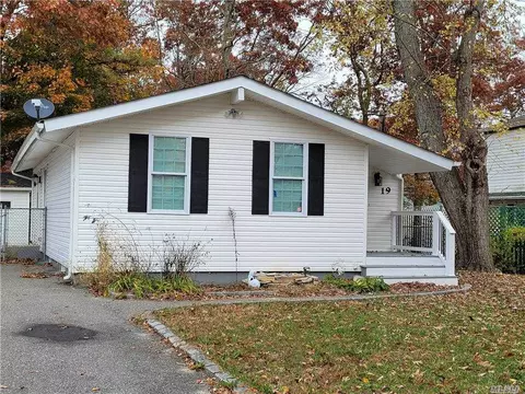 19 Lee Pl, Mastic, NY 11950 photo 1