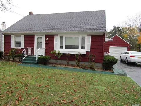 363 Howell Ave, Riverhead, NY 11901 photo 1