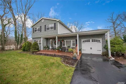 4 Anker Ct, Patchogue, NY 11772 photo 1