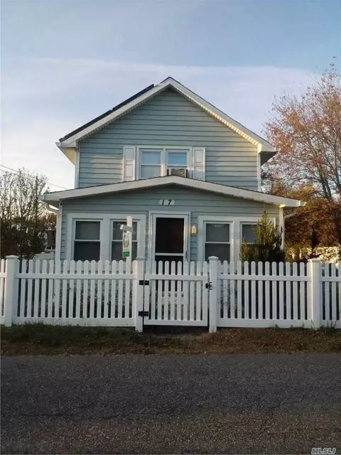 17 Mott St, Patchogue, NY 11772 photo 1