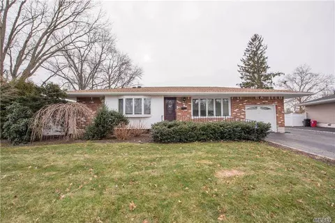 1 Spinner Ln, Commack, NY 11725 photo 1